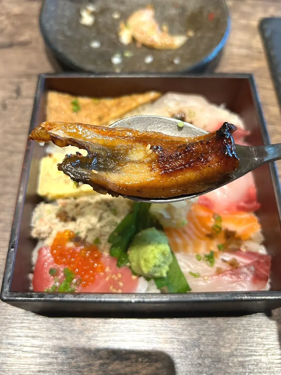 밥 위에 장어를 얹어 한 입 준비한 모습