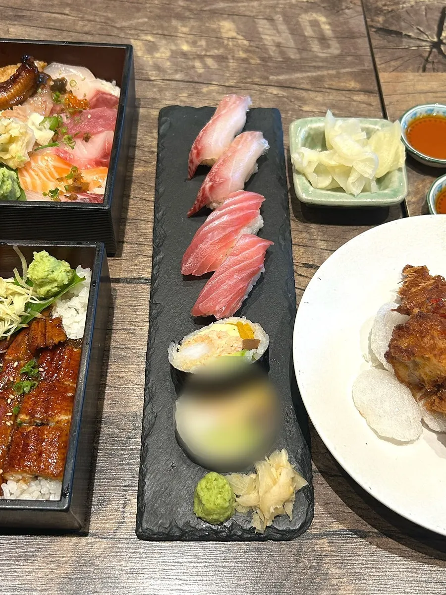 숙성회 한 점을 올린 카이센동 한 입