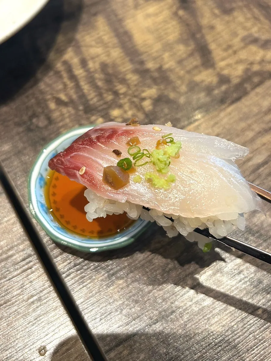 다양한 해산물이 깔린 카이센동 윗면