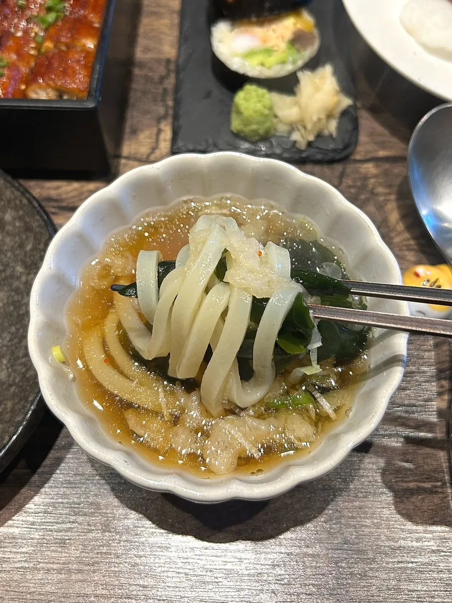 바삭하게 튀겨진 치킨 가라아게