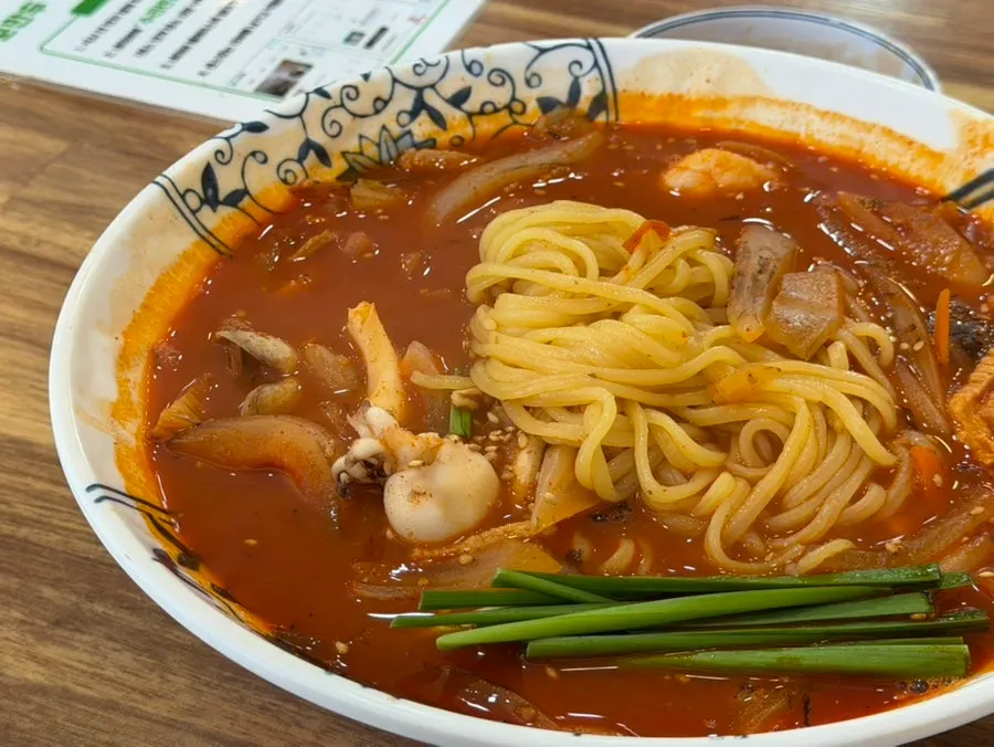 숟가락으로 떠올린 해물짬뽕 국물