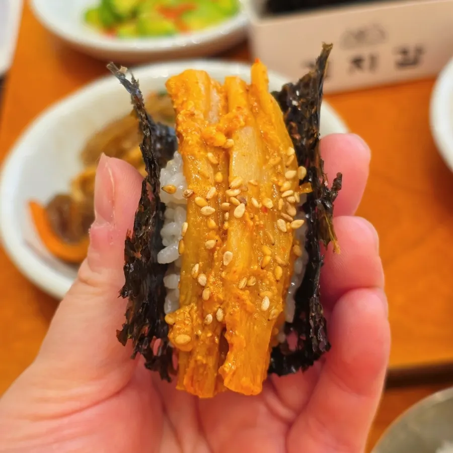 김에 싼 김치찜 한 입