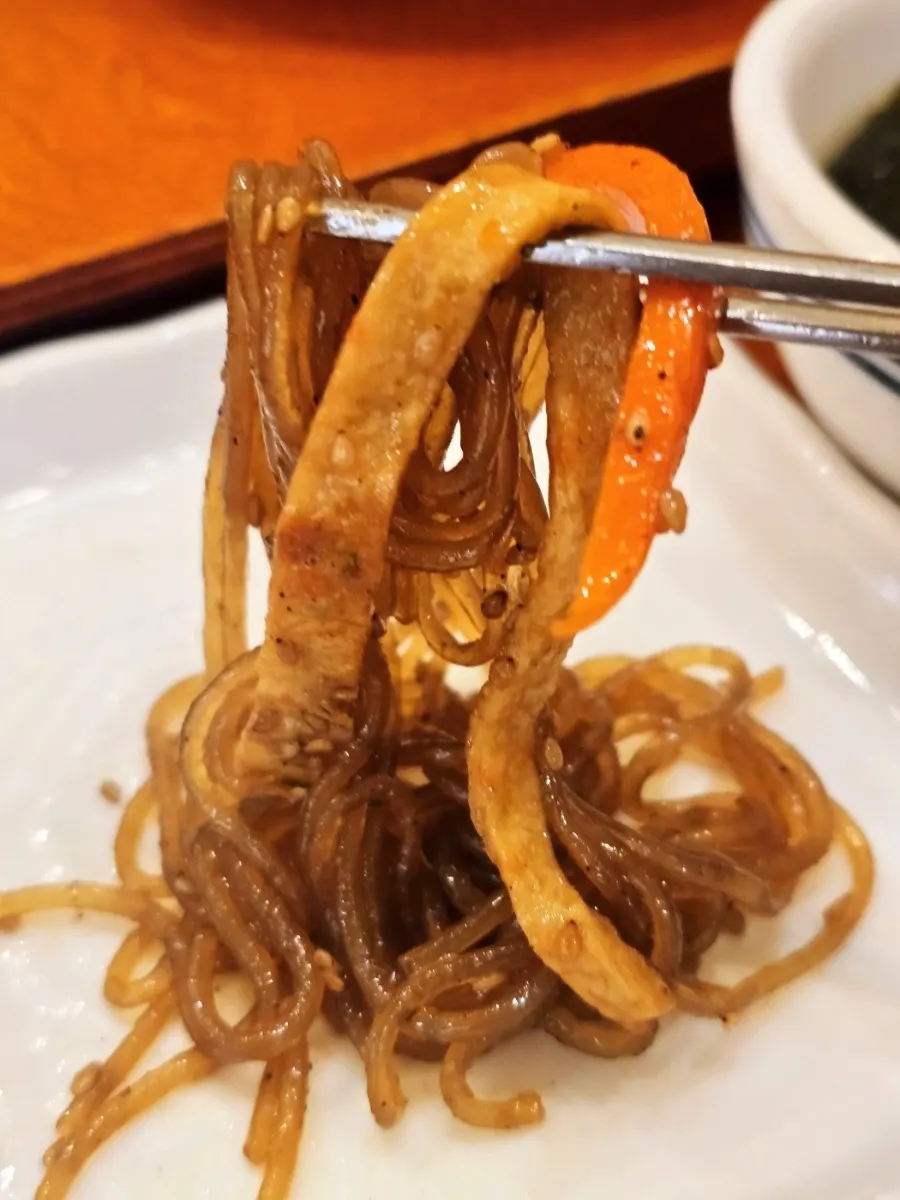 리필한 잡채 반찬 접시