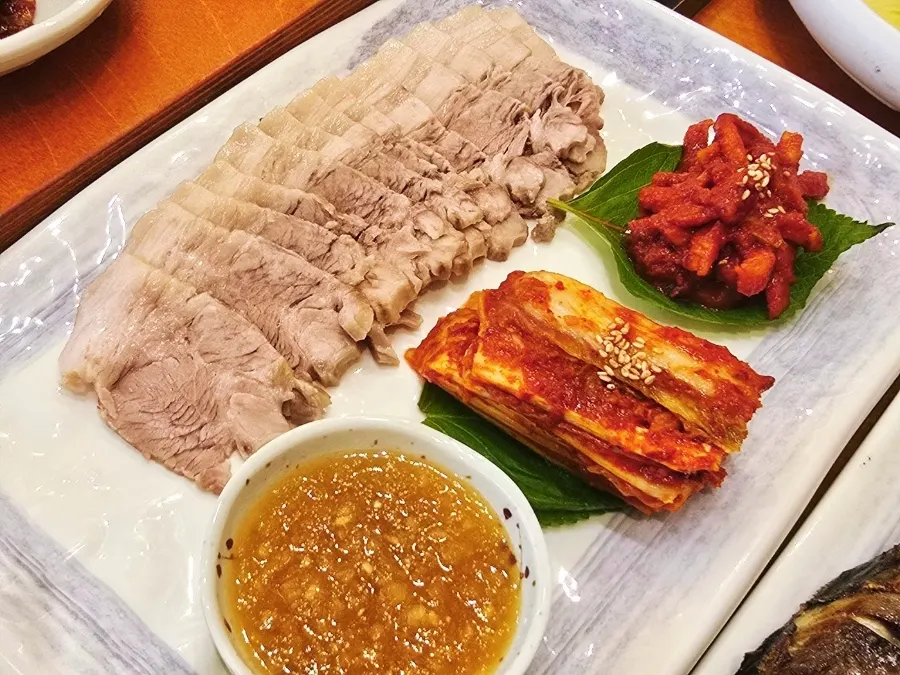 가야끝집 보쌈 고기 접시