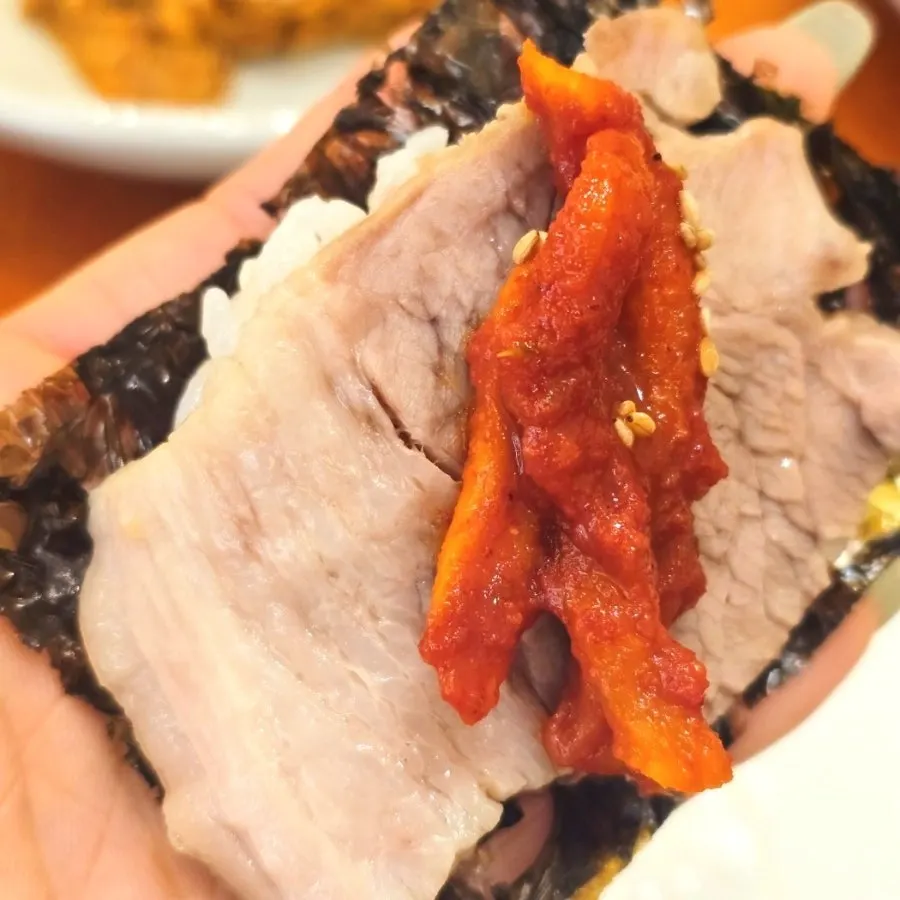 고기와 두부, 김치를 올린 삼합 한 쌈
