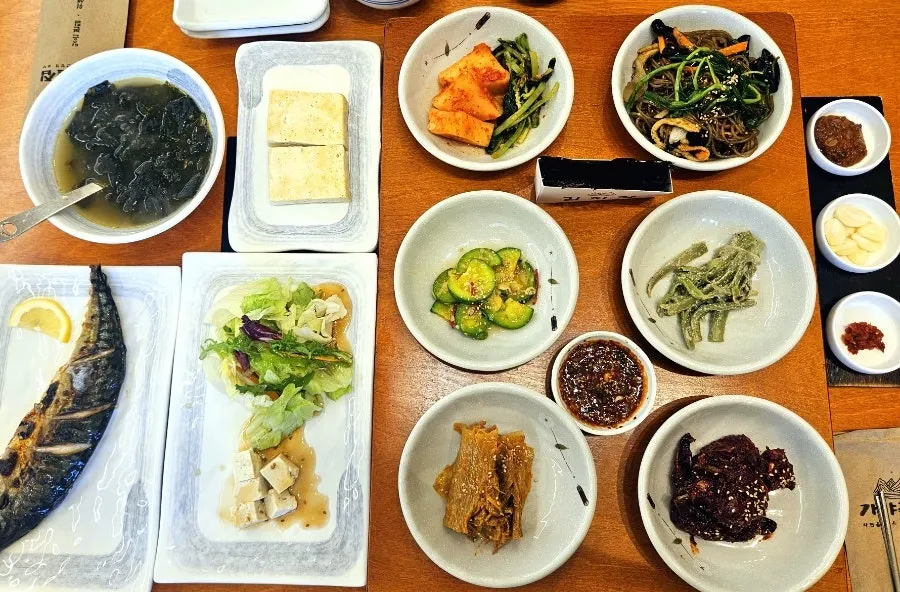 Set-menu spread at Gaya Kkeutjip in Samgye-dong, Gimhae
