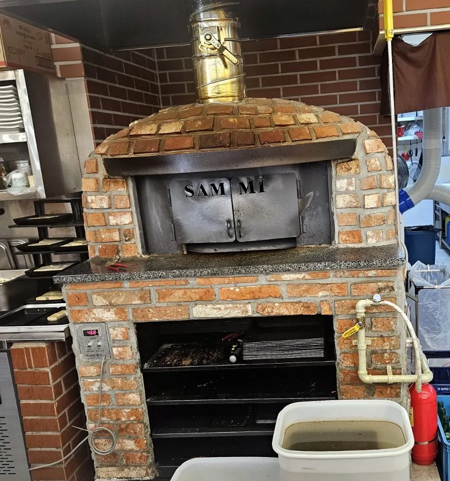 The large clay oven in Gaya Kkeutjip's open kitchen