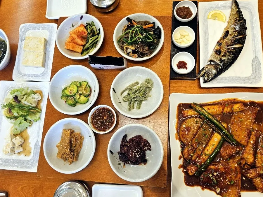 Table filled with steamed ray and basic side dishes