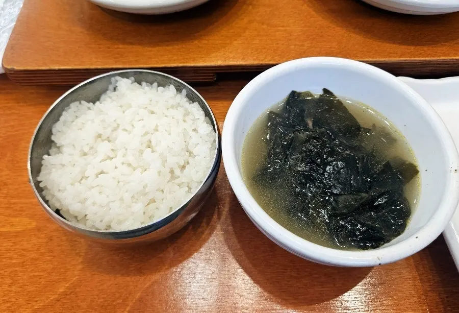 Rice and seaweed soup on the steamed ray set table