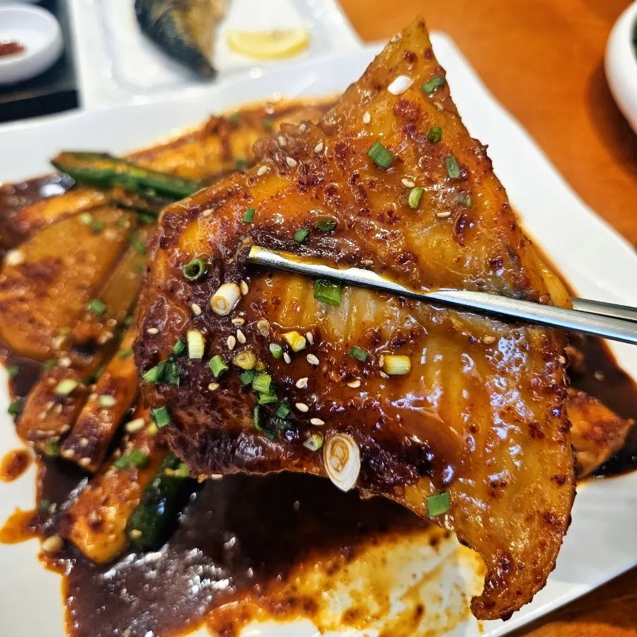 Thick steamed ray coated in spicy sauce