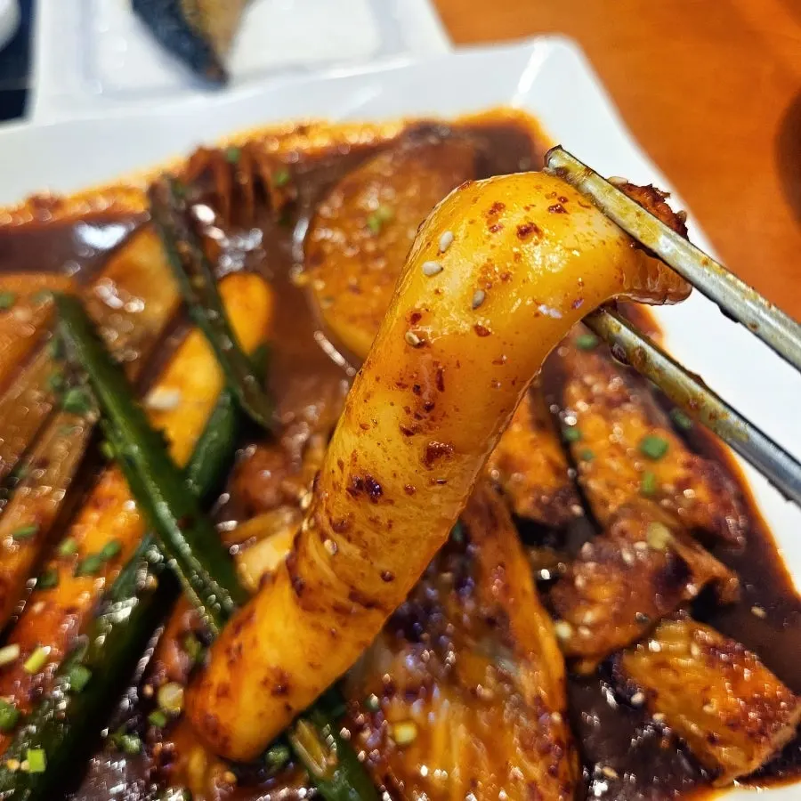 Sauce-soaked rice cake and radish inside the steamed ray