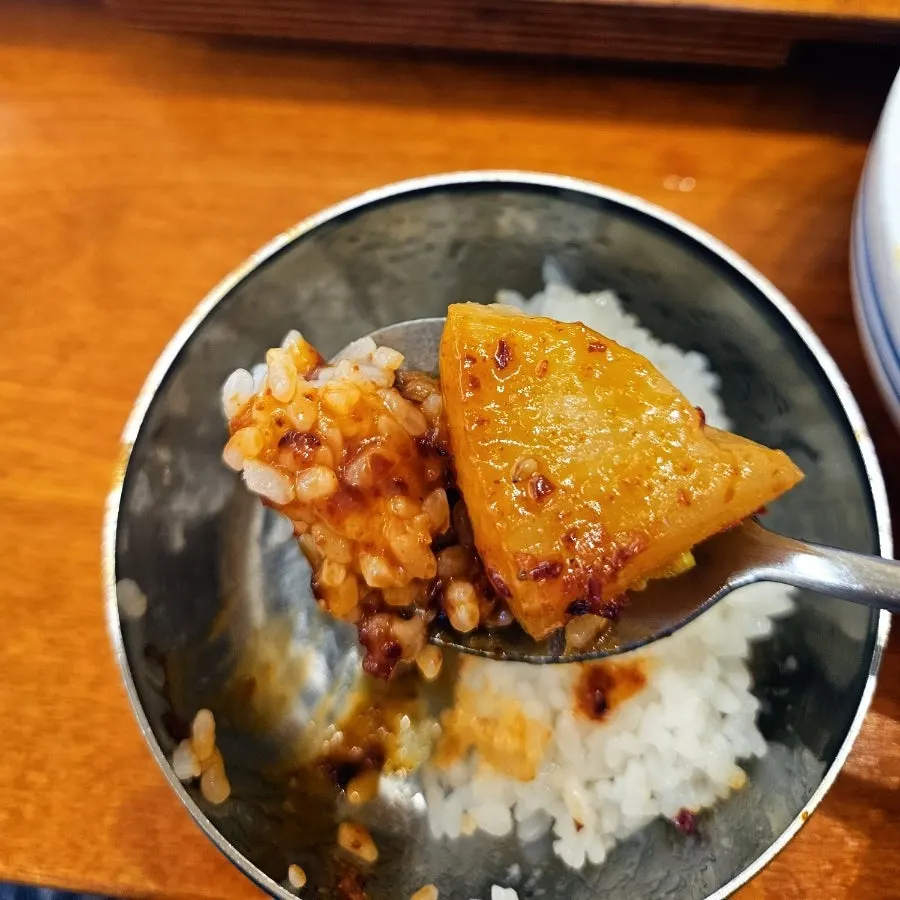 Chili laid on top of the steamed ray