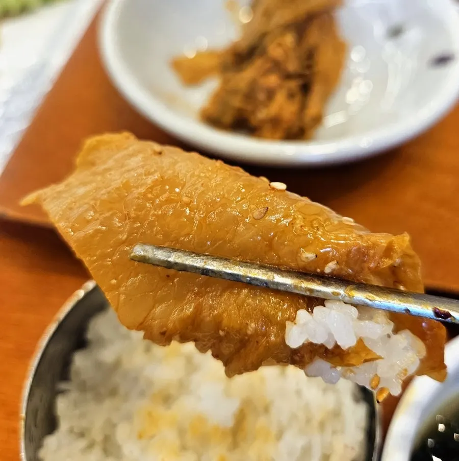 Basic side dishes served alongside the steamed ray
