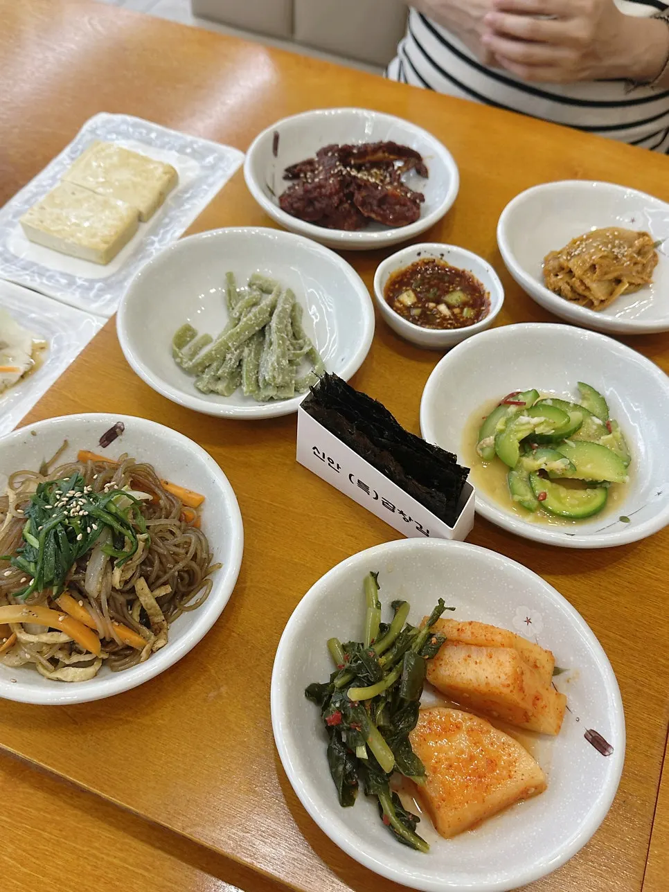 국과 생선, 두부, 반찬이 가득한 한 상