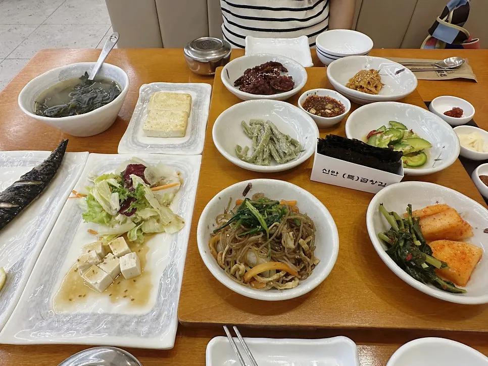 두부와 채소를 담은 접시