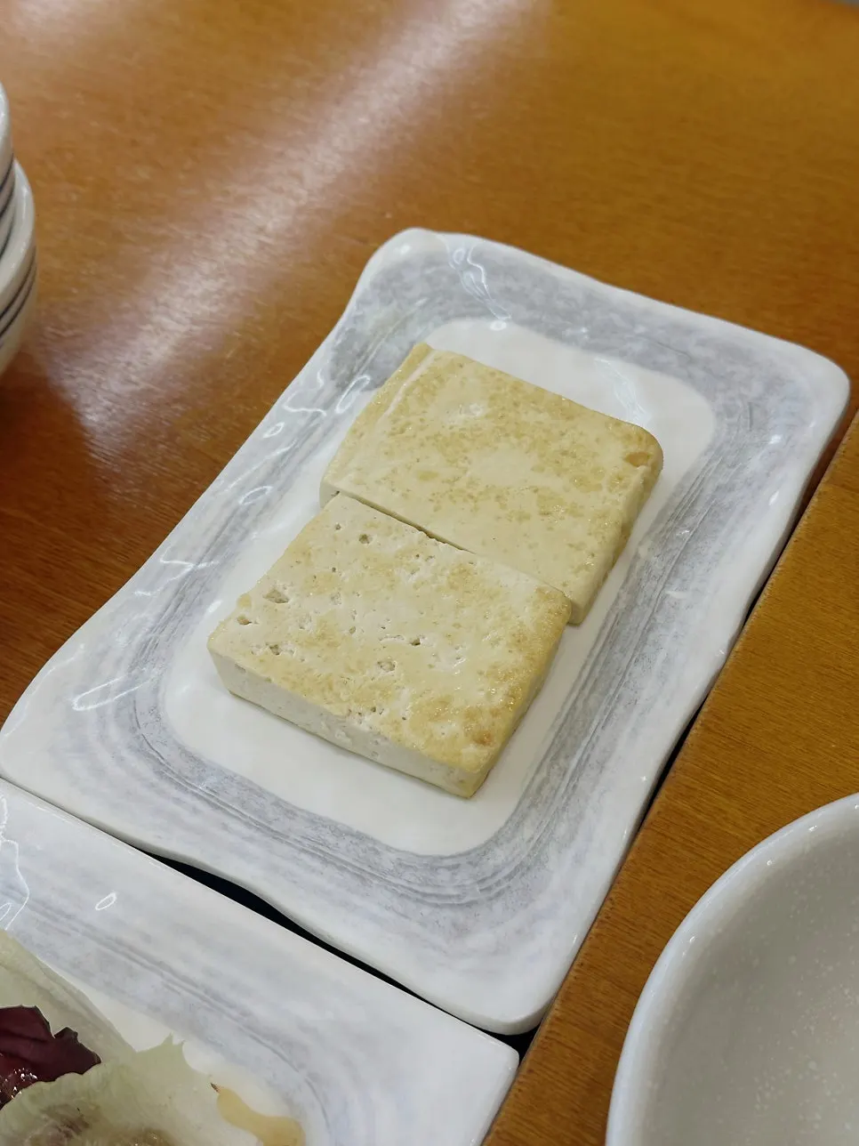 노릇하게 구워진 손두부구이와 반찬