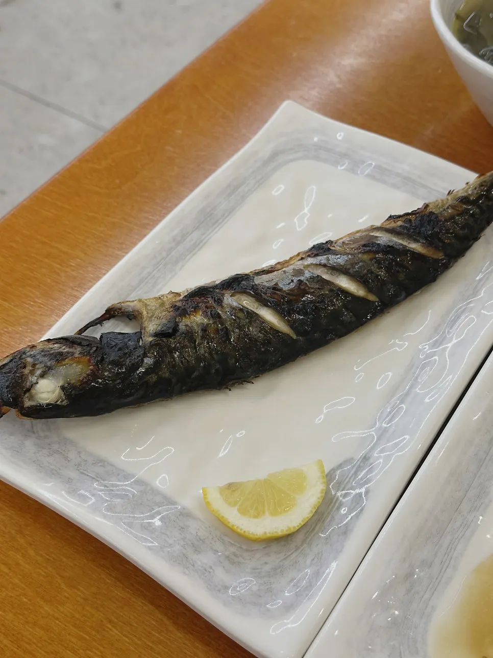 B정식에 함께 나온 구운 생선