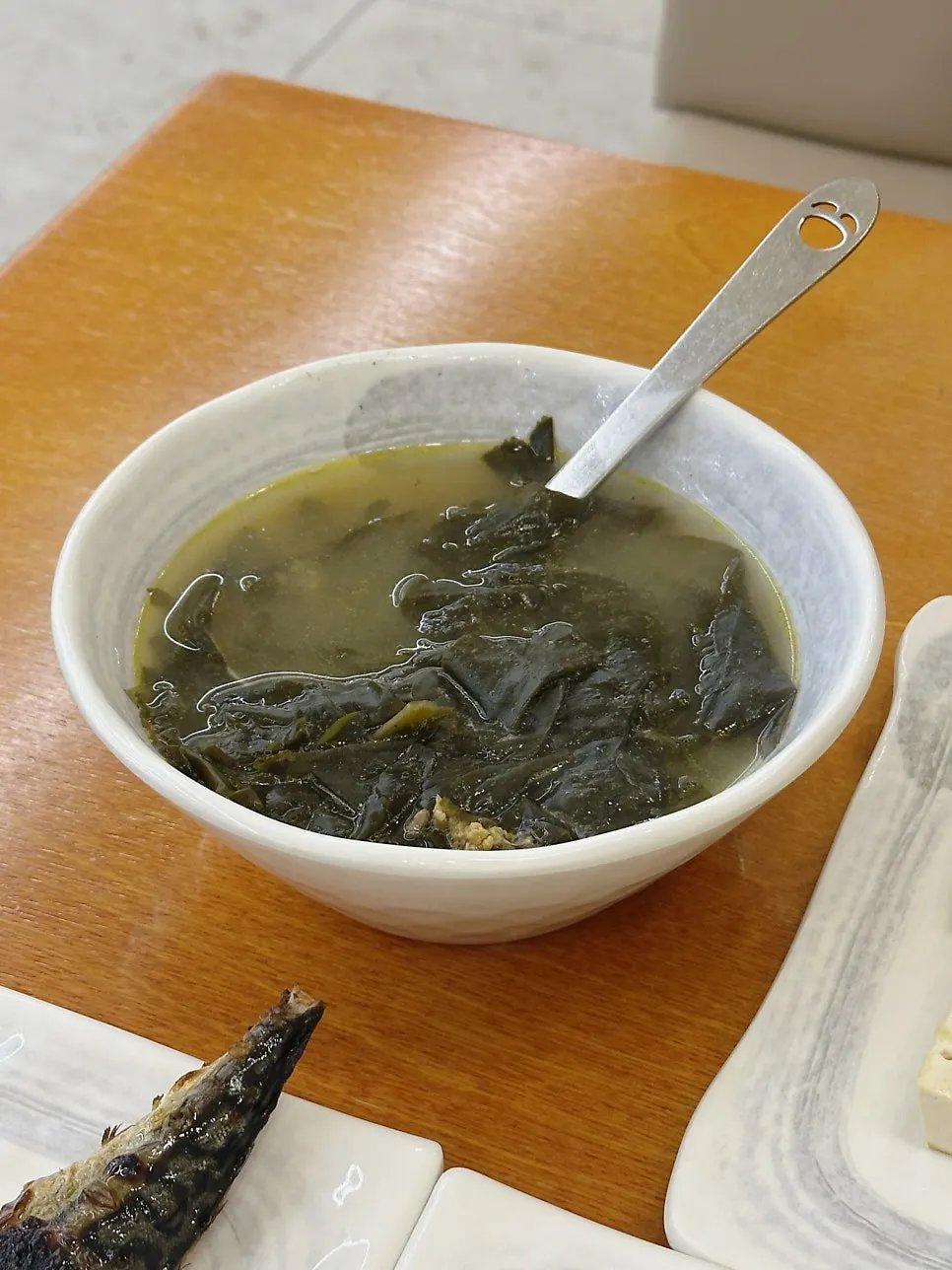 접시에 담긴 생선구이