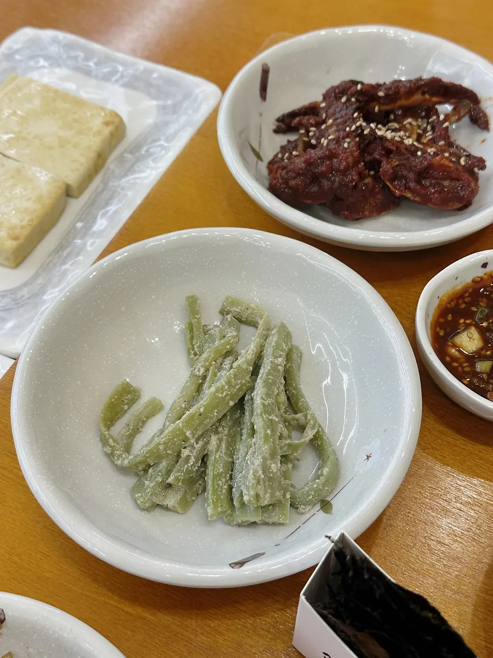 밥과 반찬, 생선을 곁들인 식사