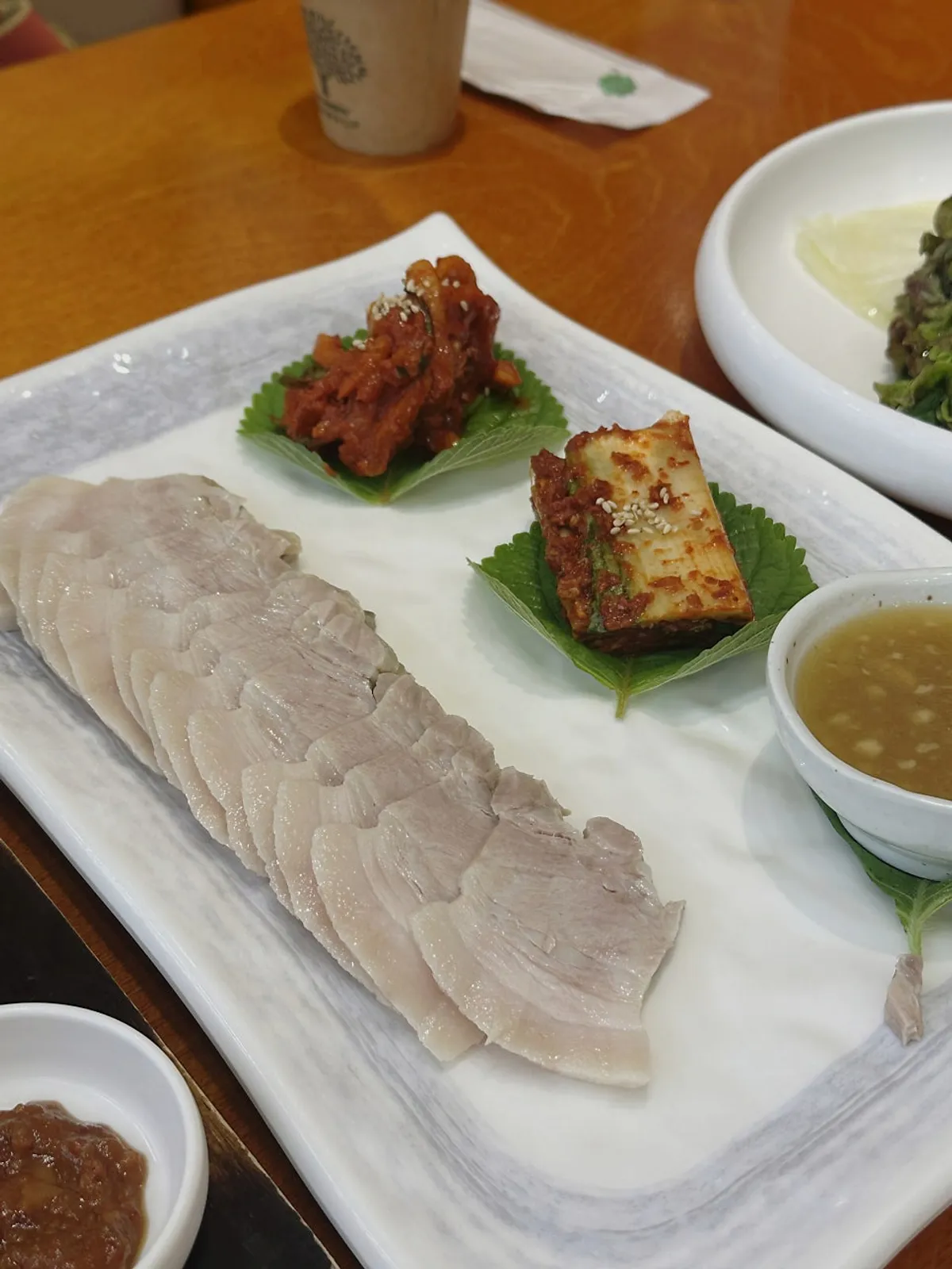 끝집 B정식에 나온 보쌈 한 접시