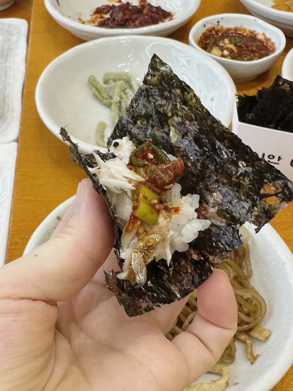 김에 밥과 재료를 올린 한 입