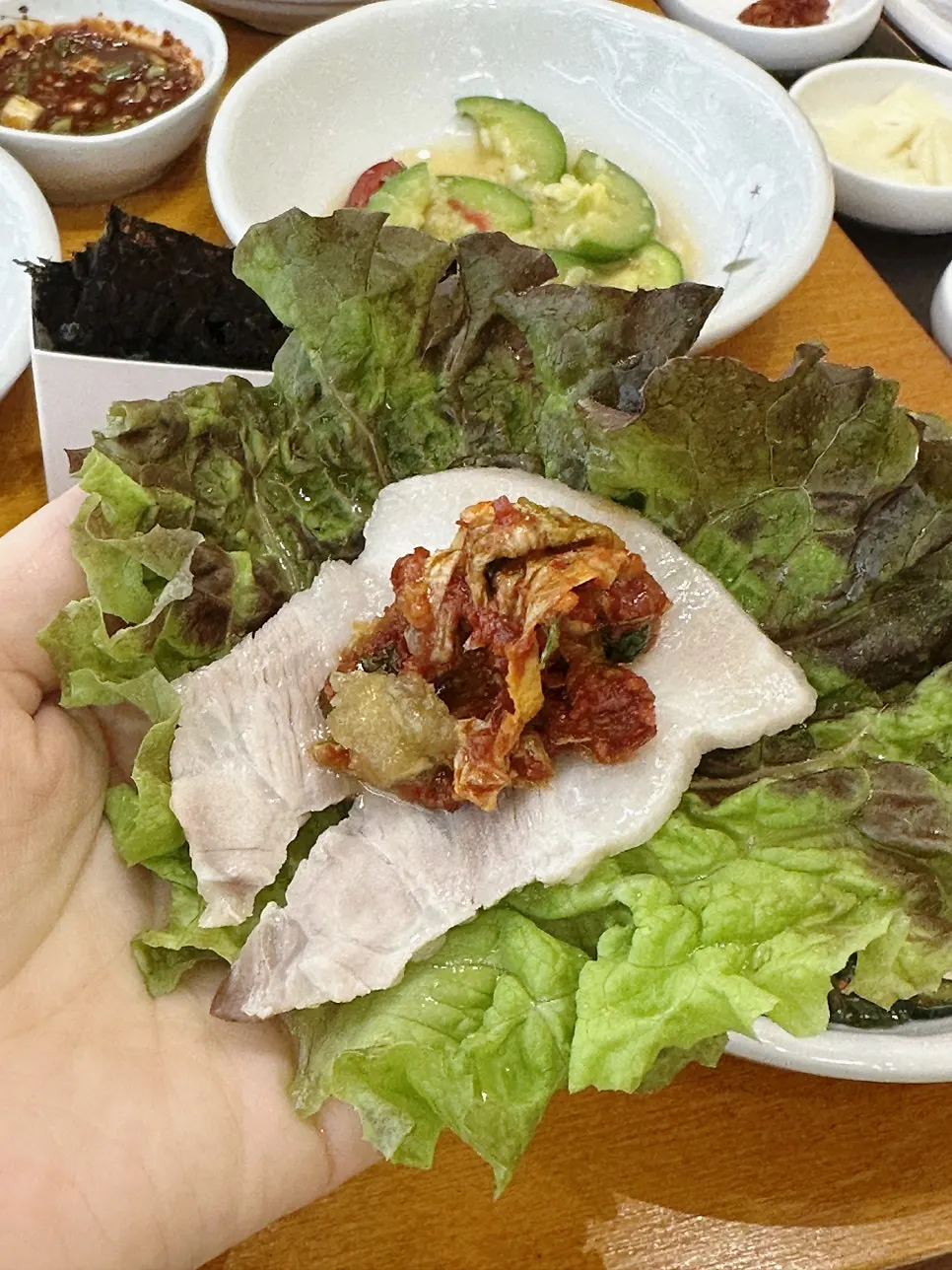 상추에 고기와 곁들임을 올린 쌈