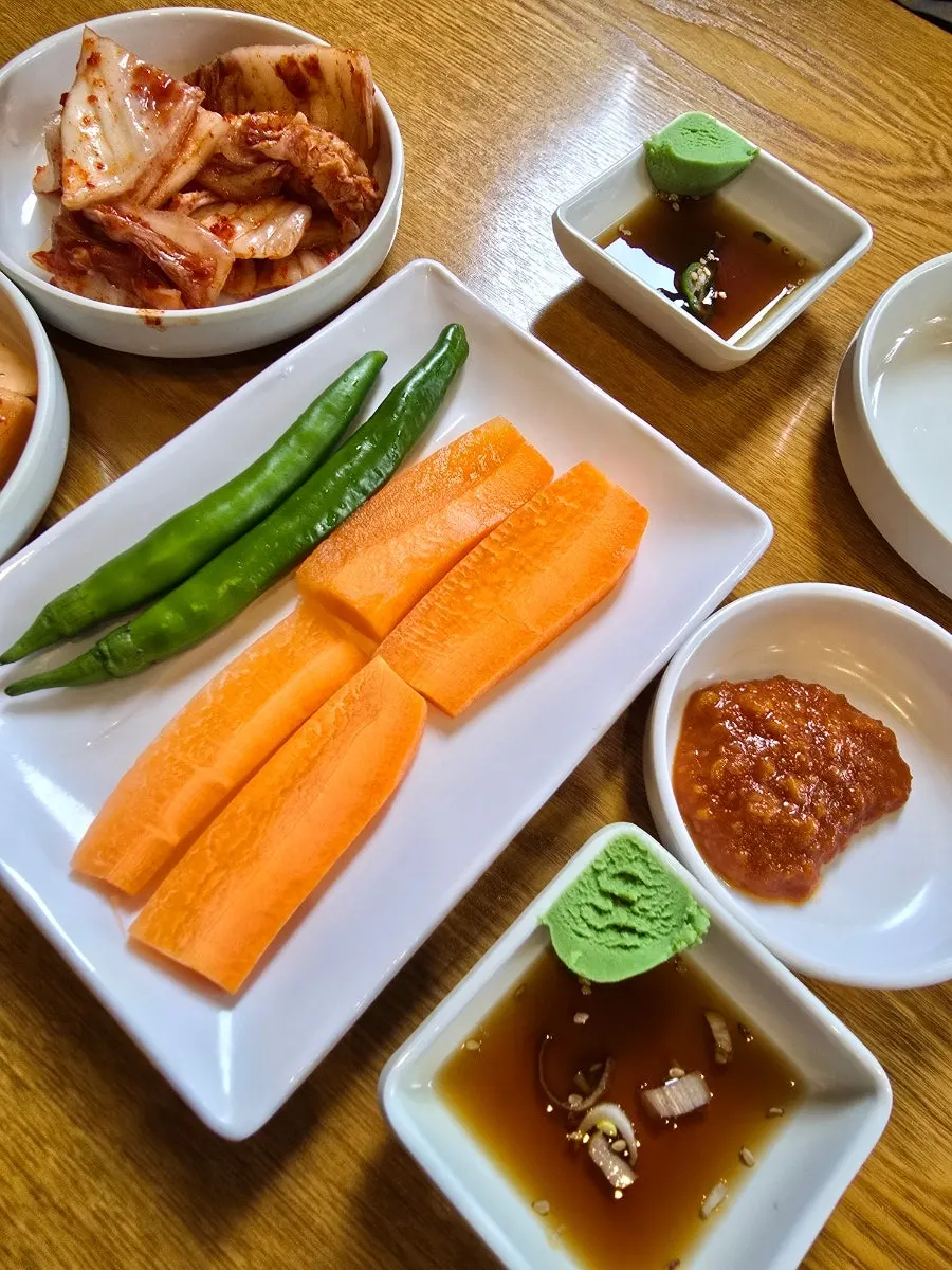Table setting for Naju gomtang and small suyuk