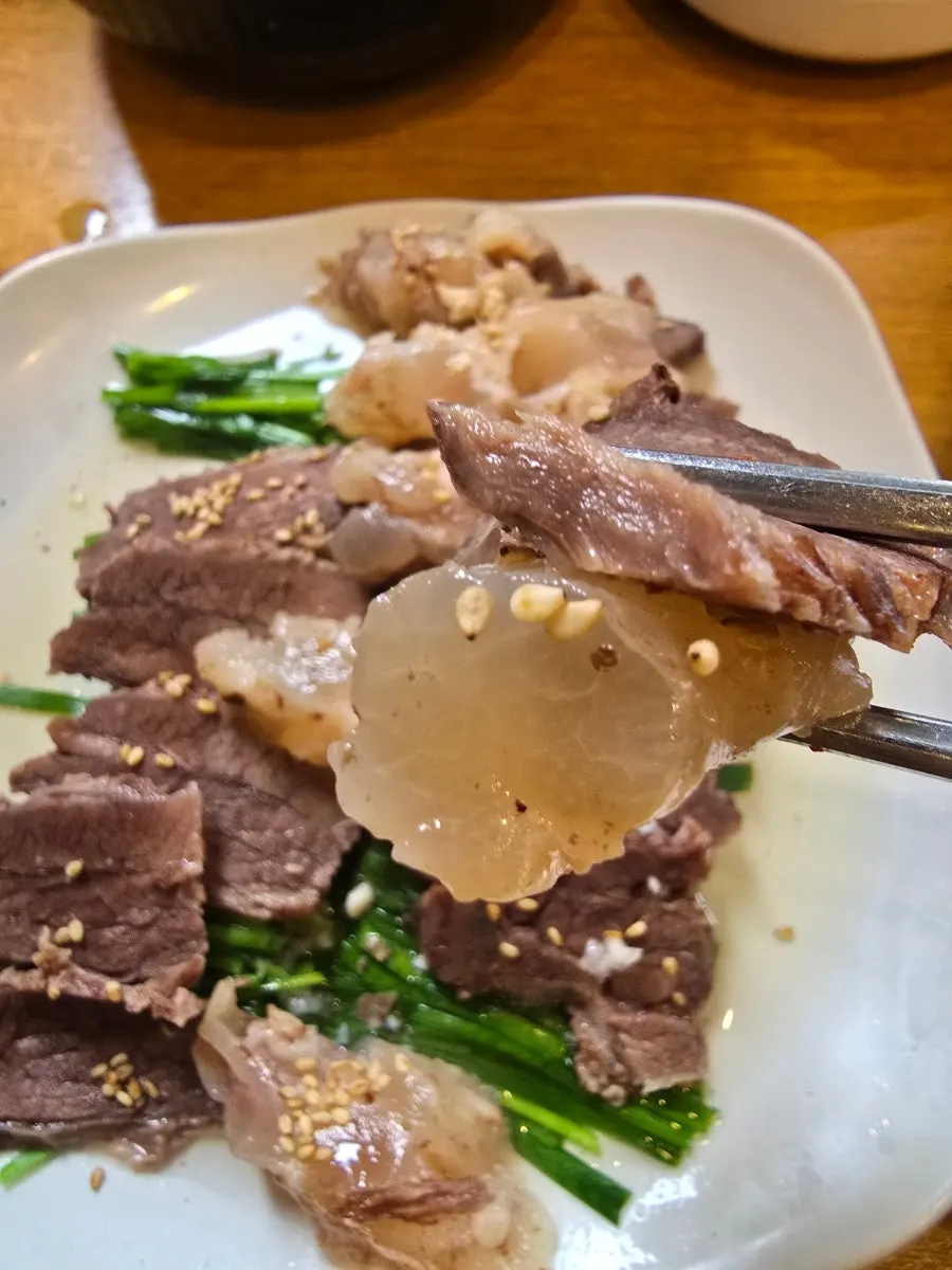 Boiled beef and tendon served with buchu