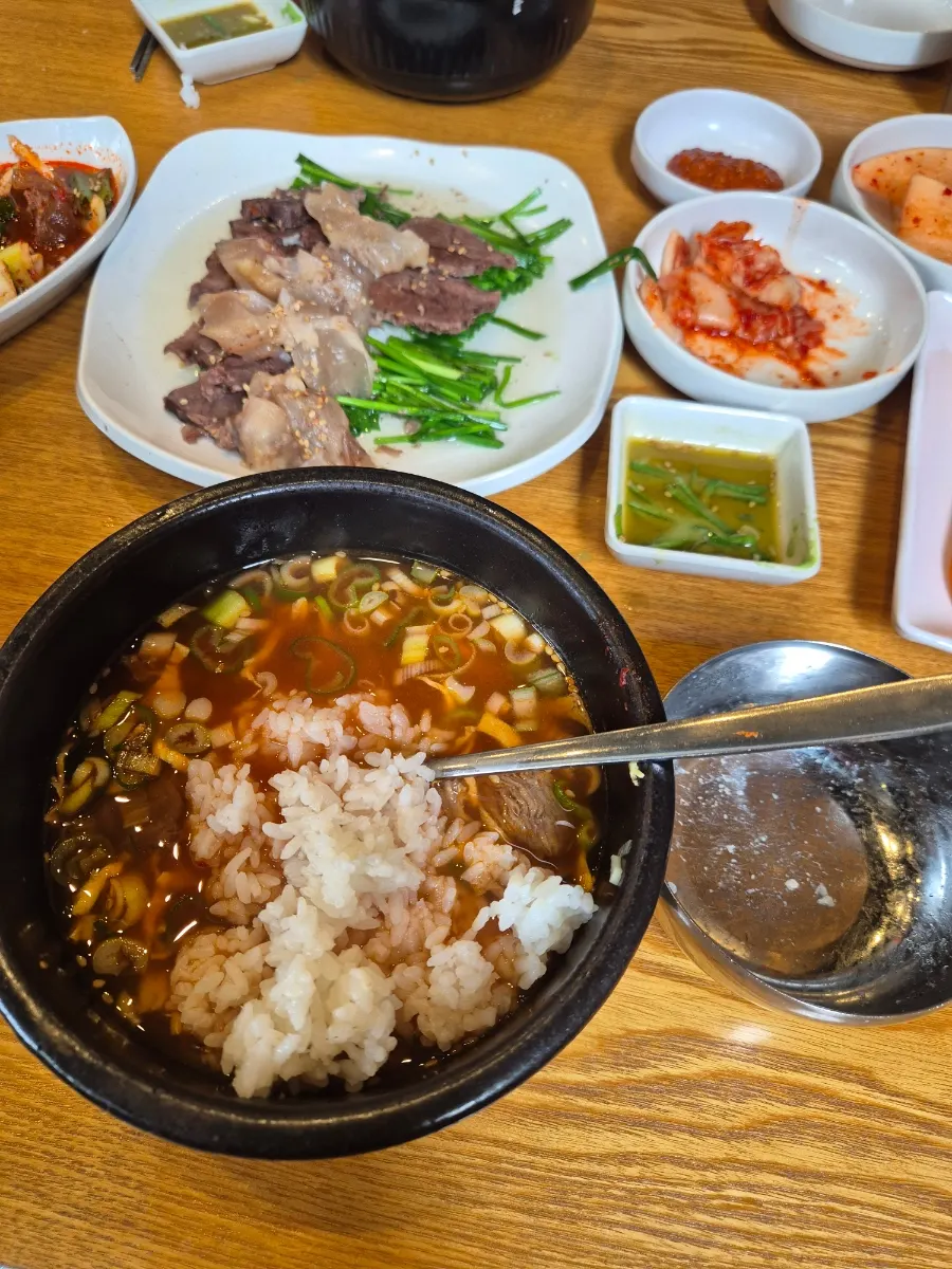 Gomtang with lean beef and kkakdugi