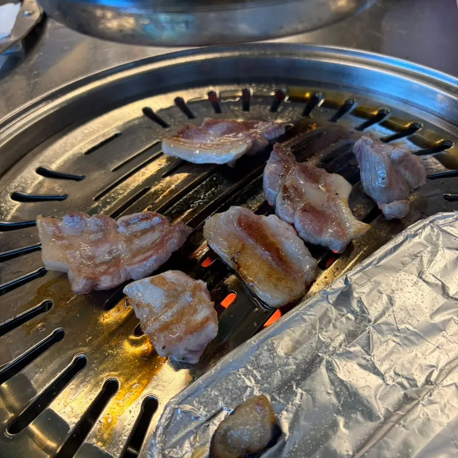 Kkodeulsal (chewy pork jowl) grilling on the pan