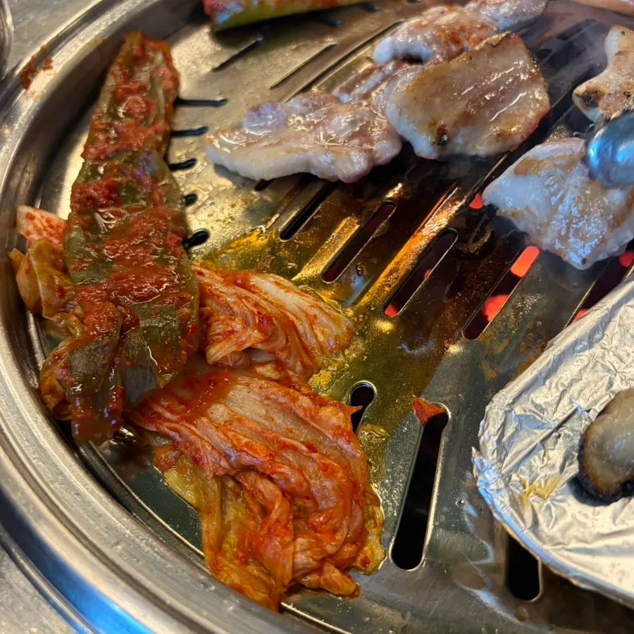 Kimchi and kkodeulsal grilled together in pork fat