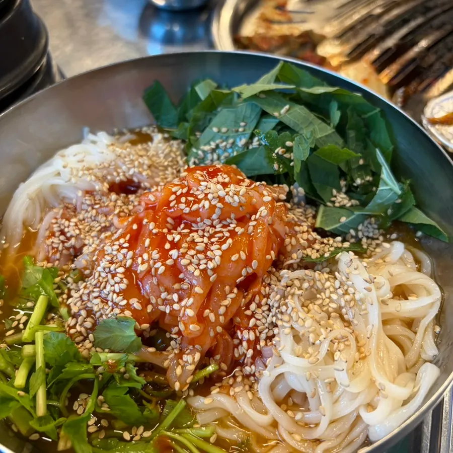 Cuttlefish mul-hoe piled with noodles and fresh cuttlefish