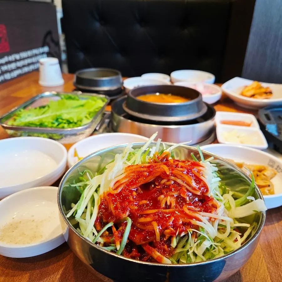 계란찜이 포함된 고기 상차림