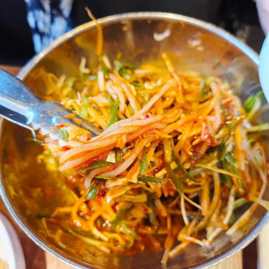 김치와 깻잎 등 기본 반찬