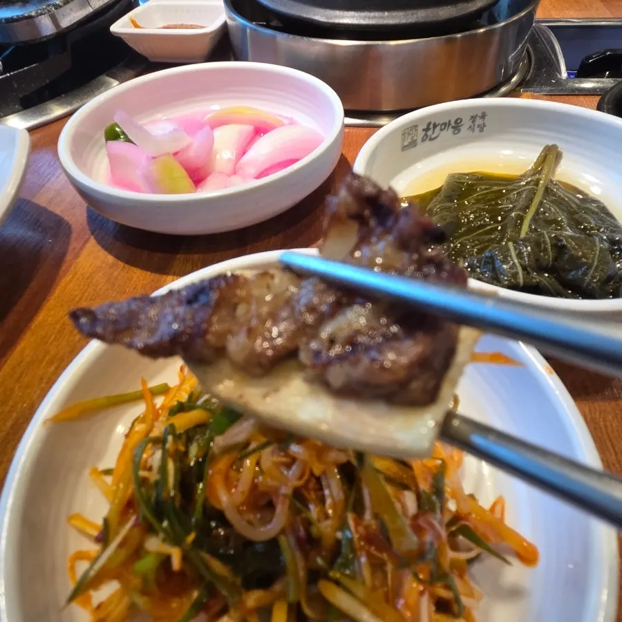 버섯과 깻잎을 곁들인 소고기