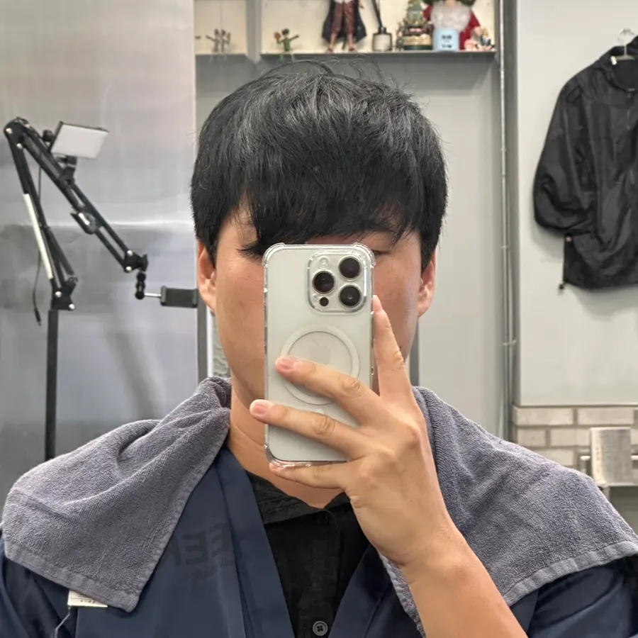 시술 전 지저분해진 남자 머리 측면