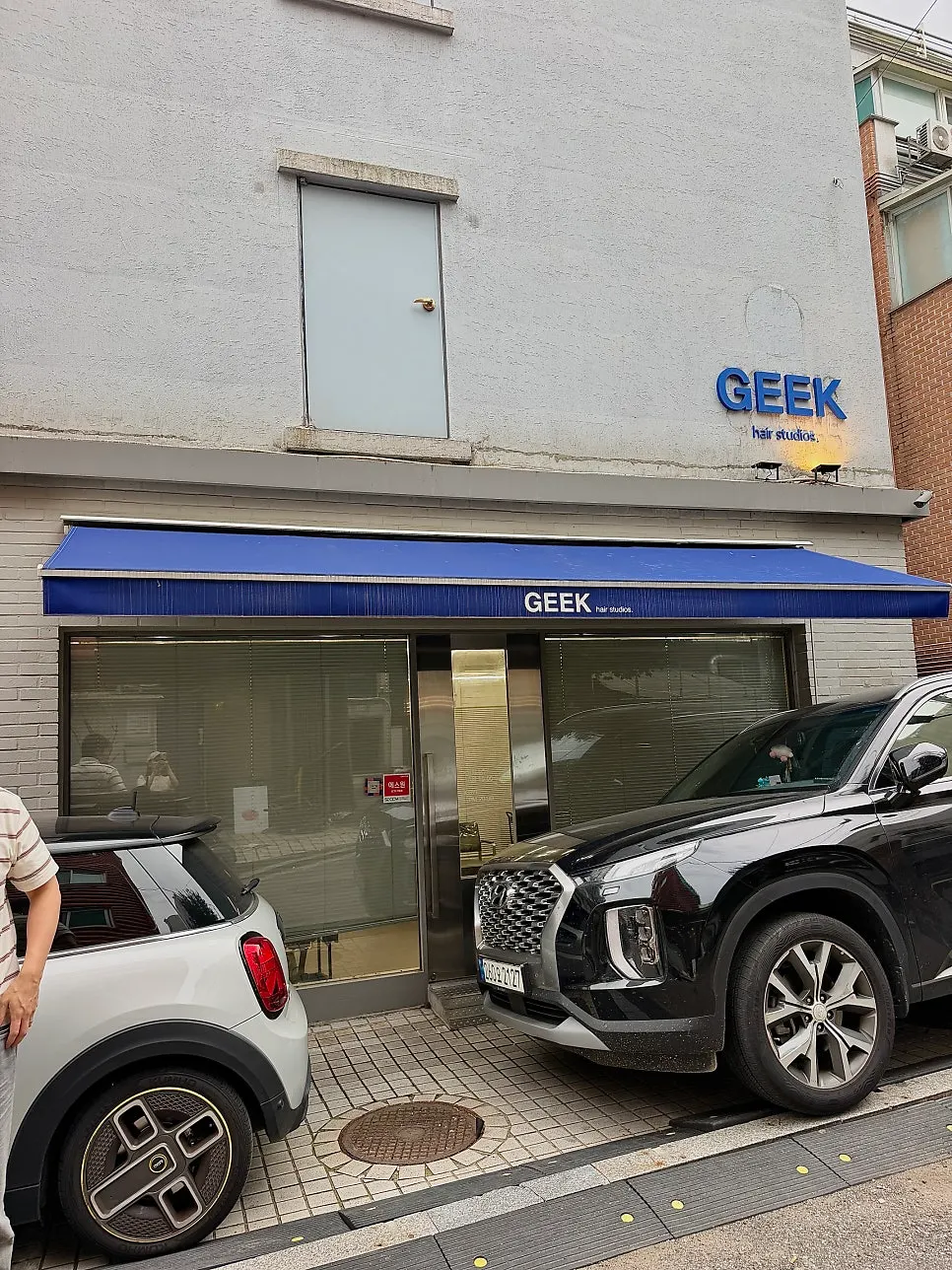 建物裏に用意されたギークヘアの駐車スペース