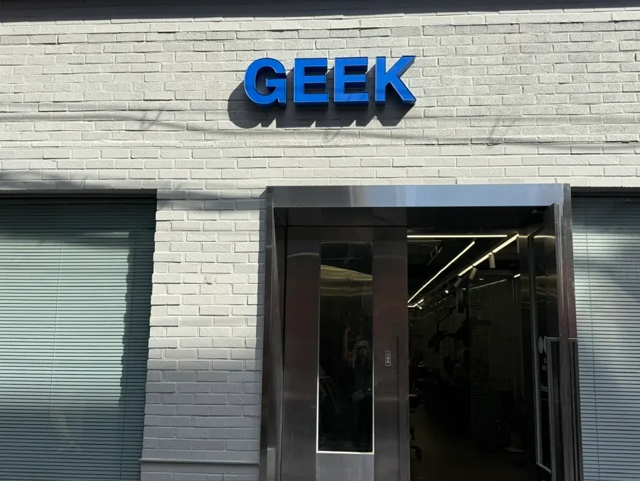 Exterior of Geek Hair Wangsimni before opening time
