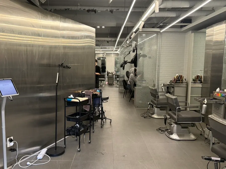 Interior of Geek Hair Wangsimni with a stainless-steel feel