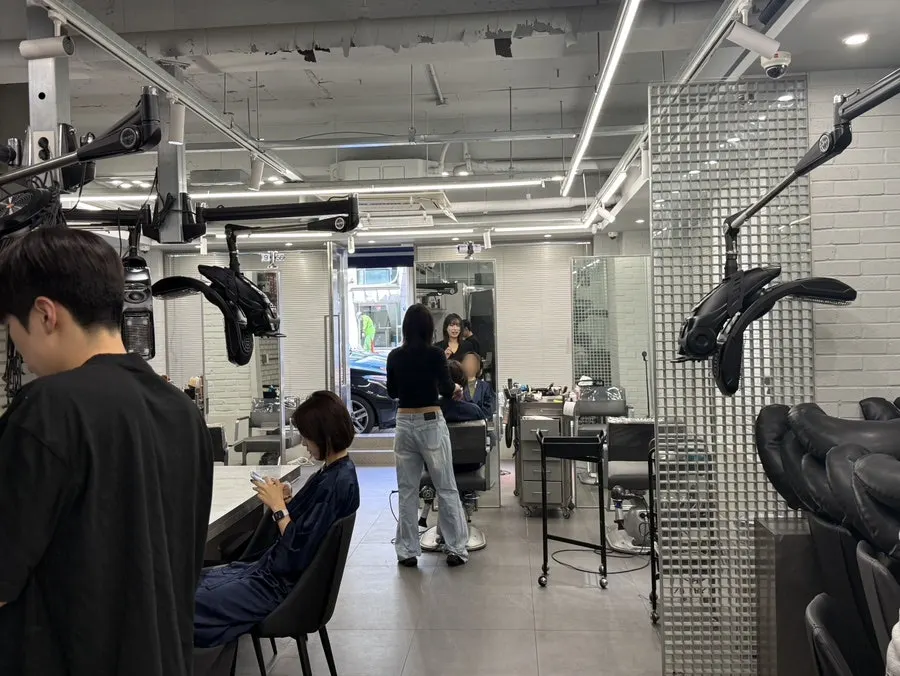 Spacious interior of Geek Hair Wangsimni with plenty of seats