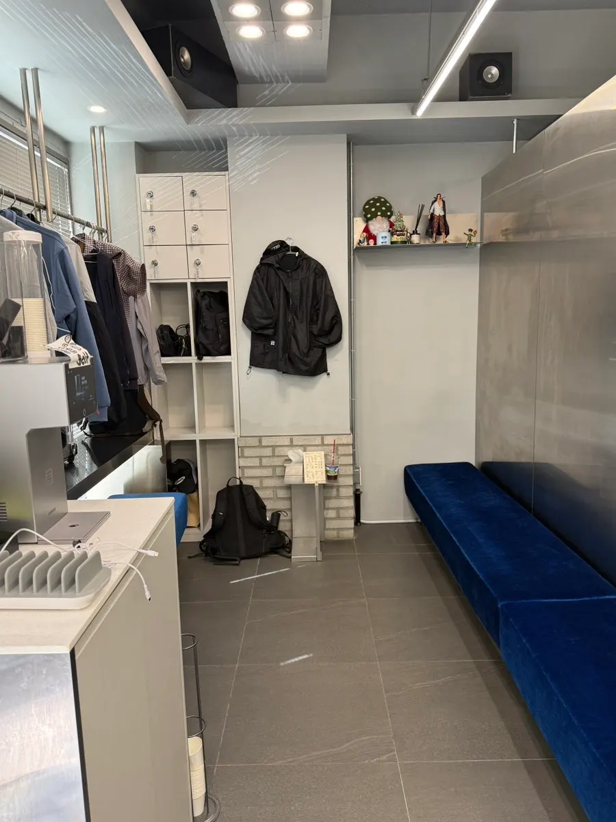 View of the seating area toward the back of Geek Hair Wangsimni