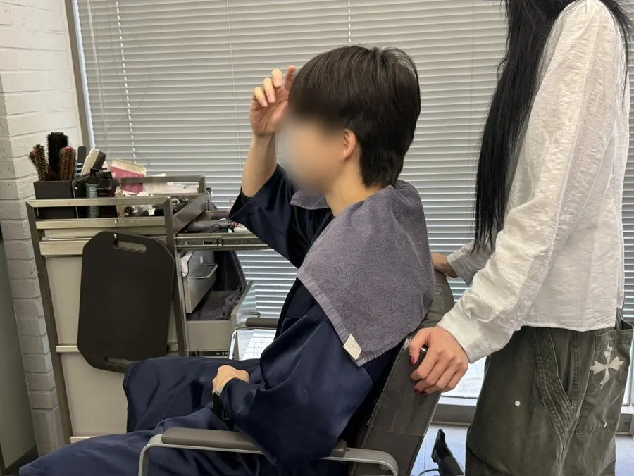Consultation with designer Taekyung about the hairstyle