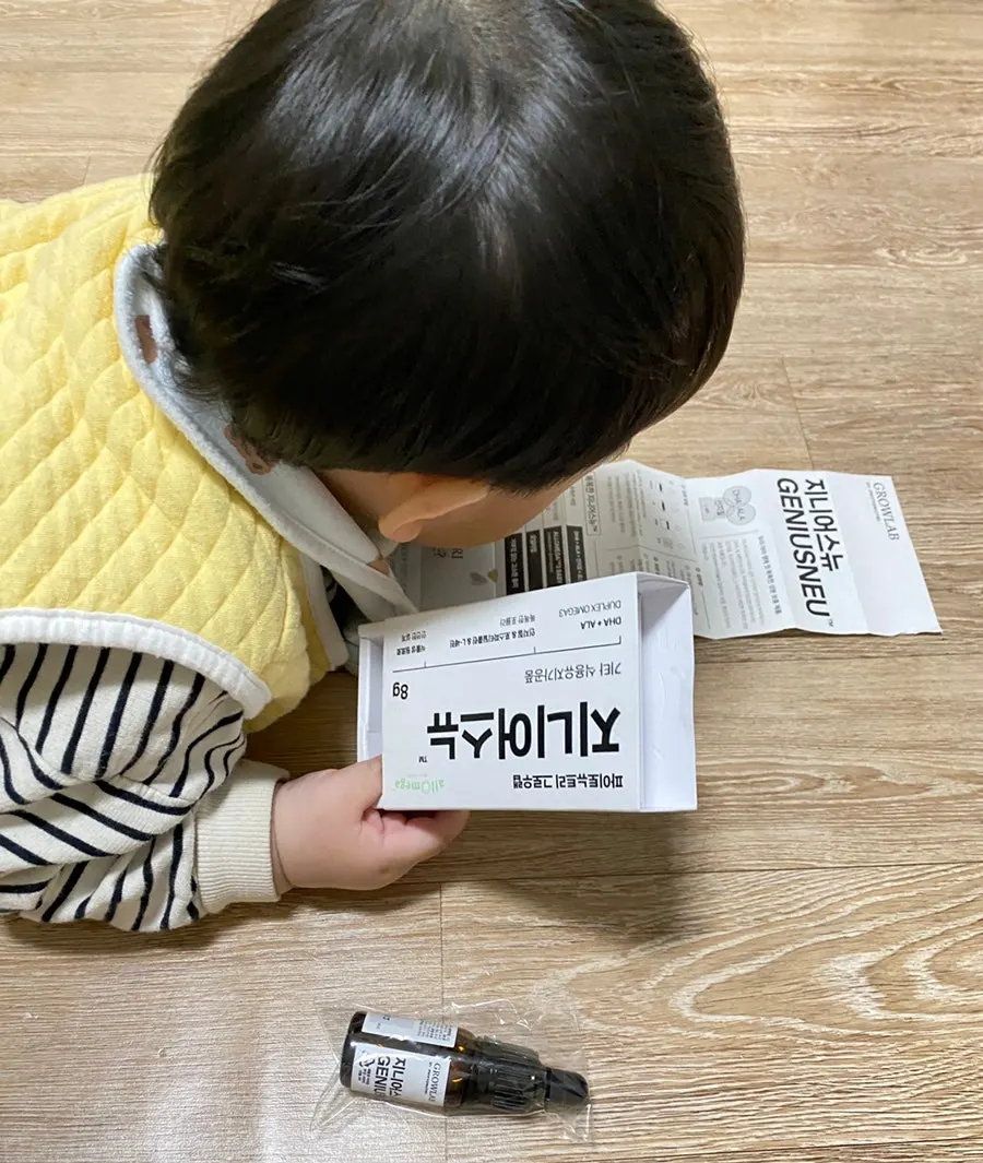 Grow Lab kids’ omega-3 unboxing while reading the instructions