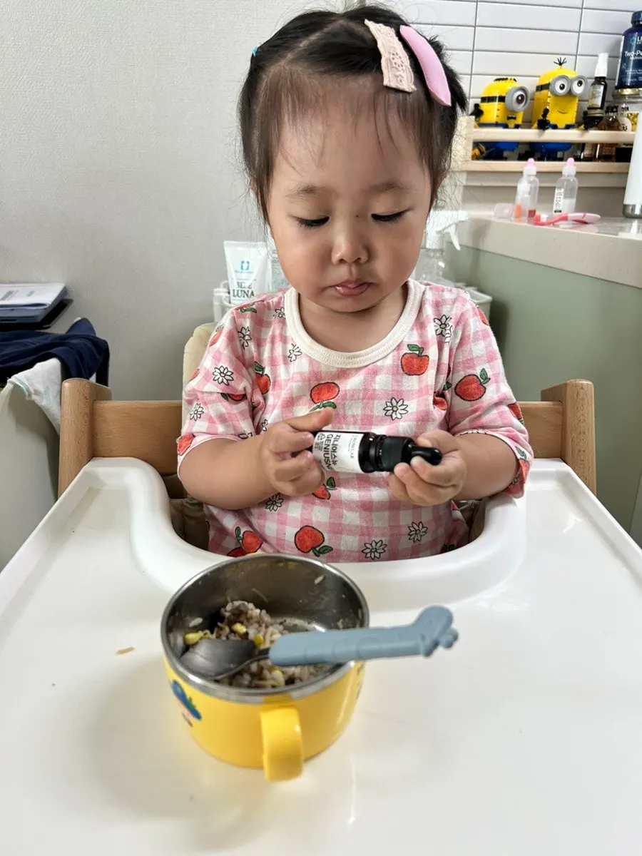 액상 영양제를 섞은 아이 아침 식사