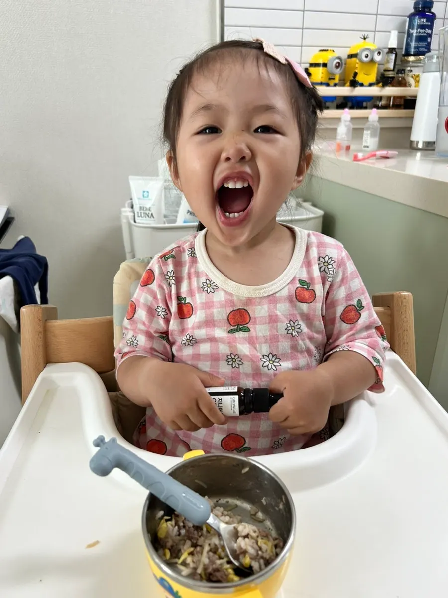 영양제를 섞은 아침 식사를 먹는 아이