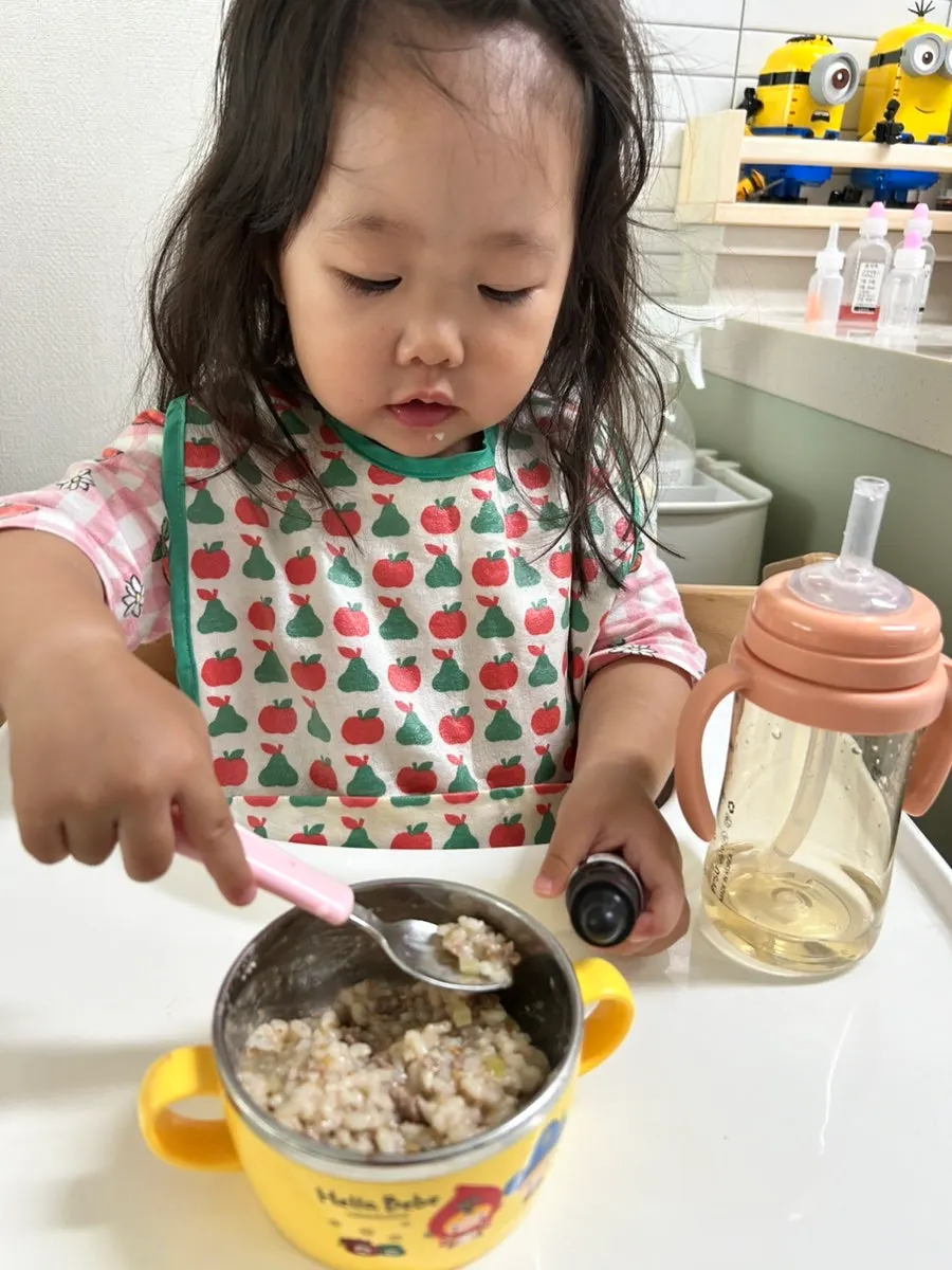 아이 앞에서 영양제를 떨어뜨린 아침 식사