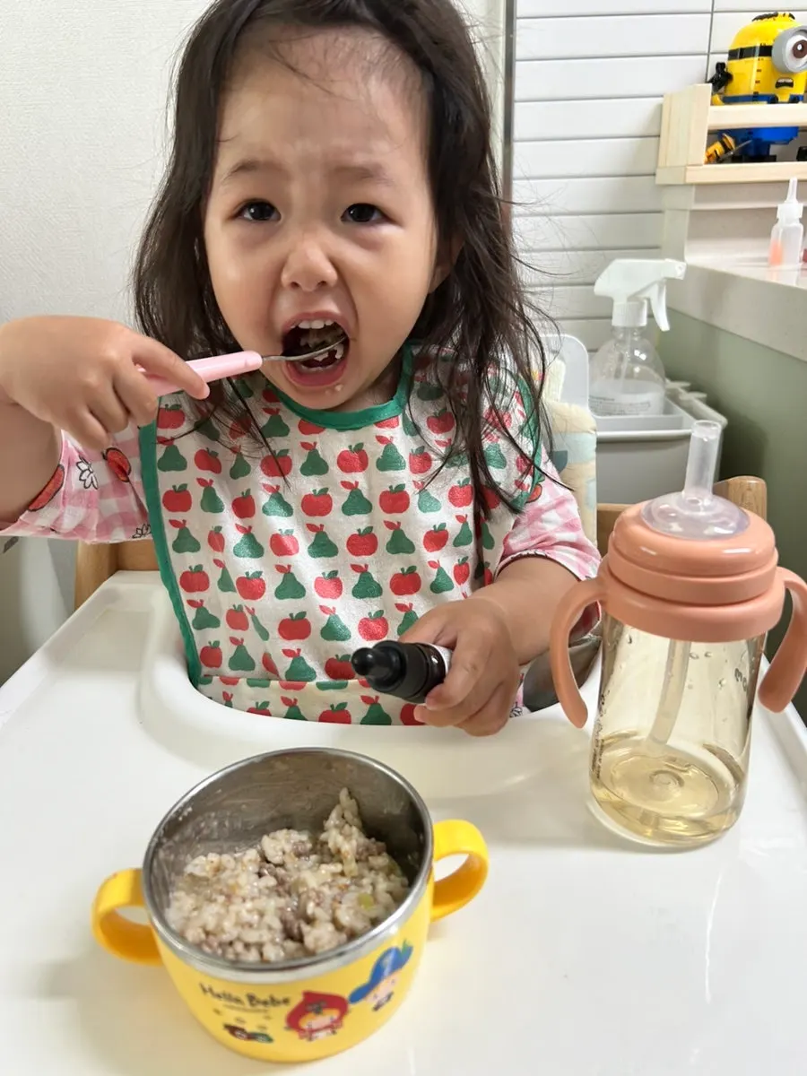 아침 식사를 먹는 23개월 아이