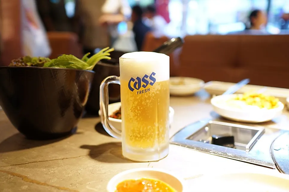 고깃집 테이블에 놓인 시원한 생맥주