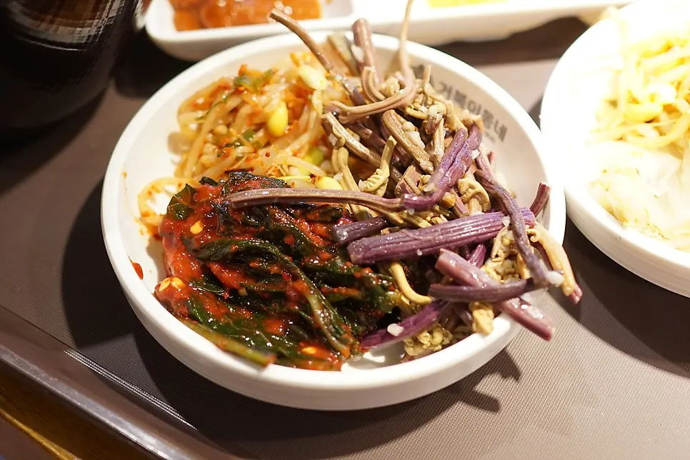 셀프바에서 담아온 파무침과 양파