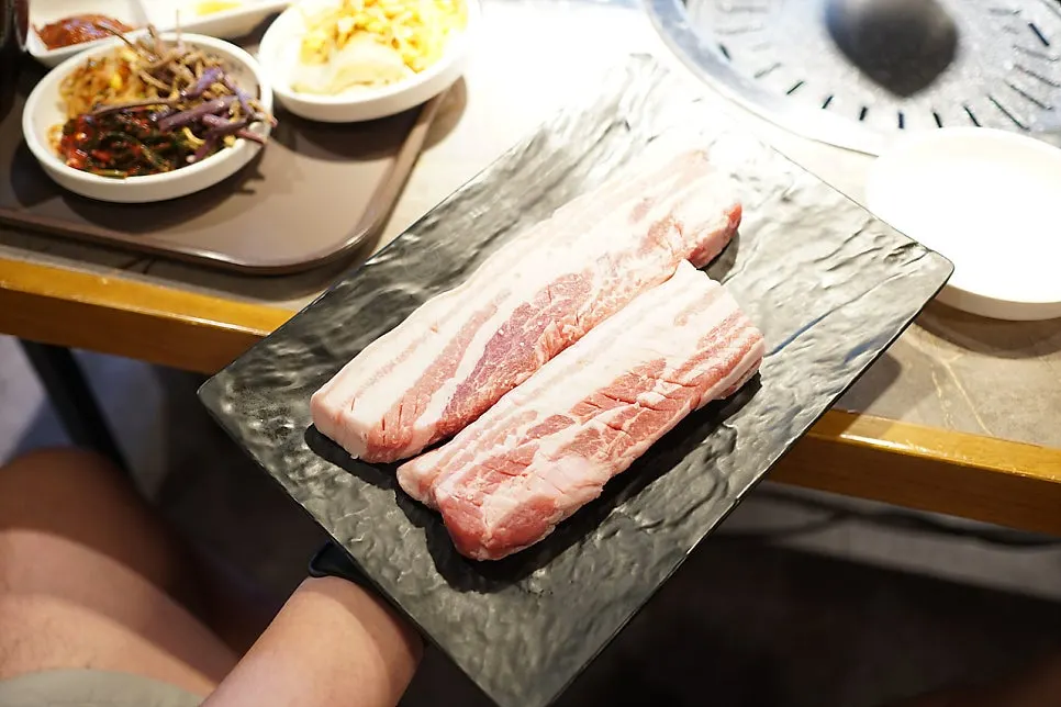 불판에 올린 숙성 오겹살
